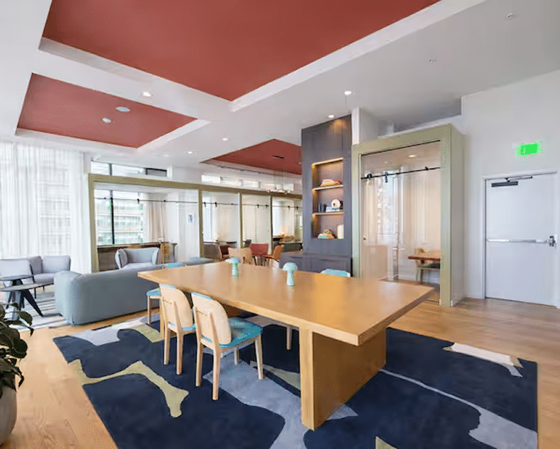 COWORKING LOUNGE & PRIVATE MEETING ROOMS